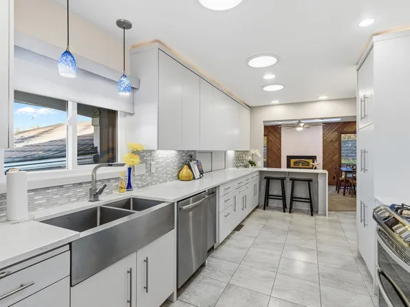 882 Transit Ave, Roseville, MN 55113