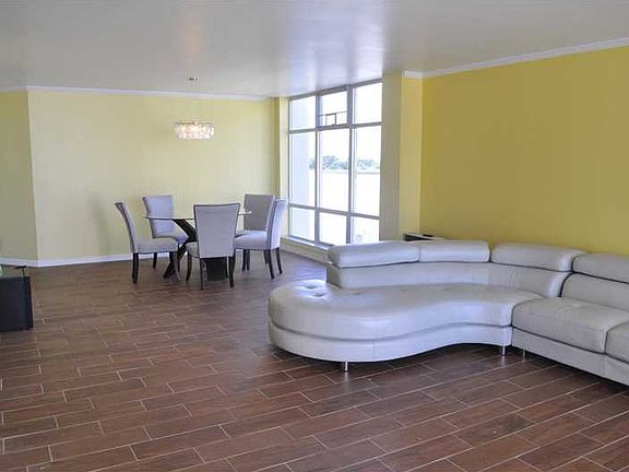 Spacious 2 BD/2 BA on Millionaire's Row