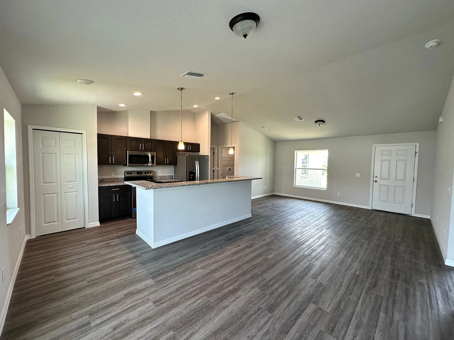 3 bed, 1239 sqft, $1,800 — Photo 2