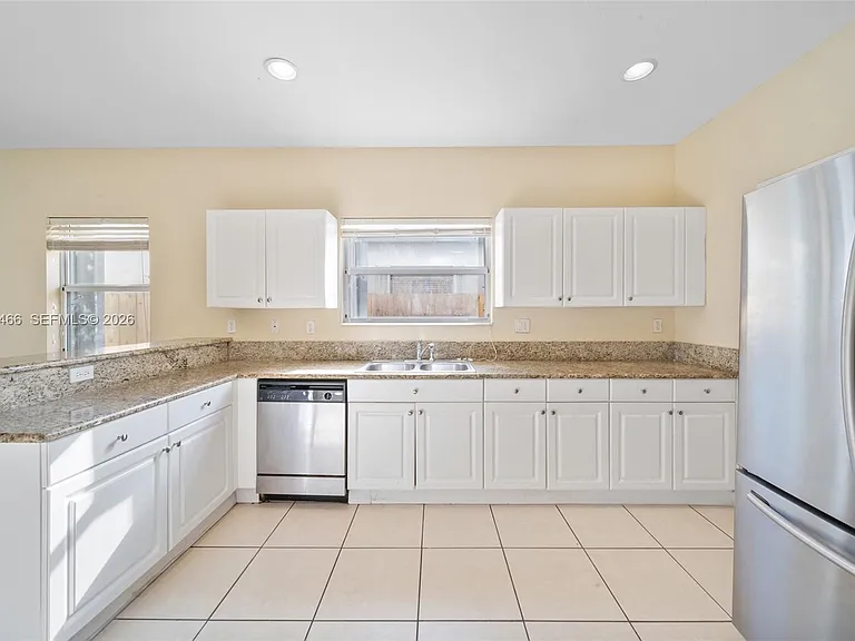 3641 NE 4th St — Photo 7