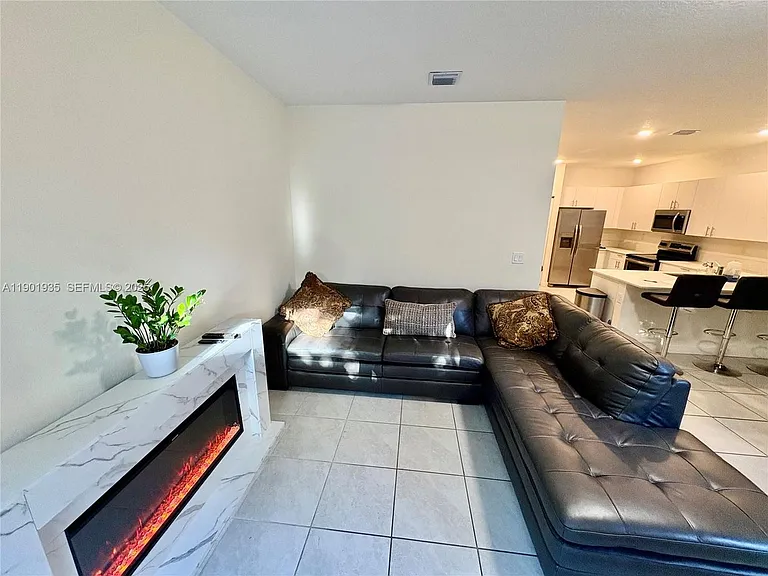 1020 SE 26th Ter — Photo 3