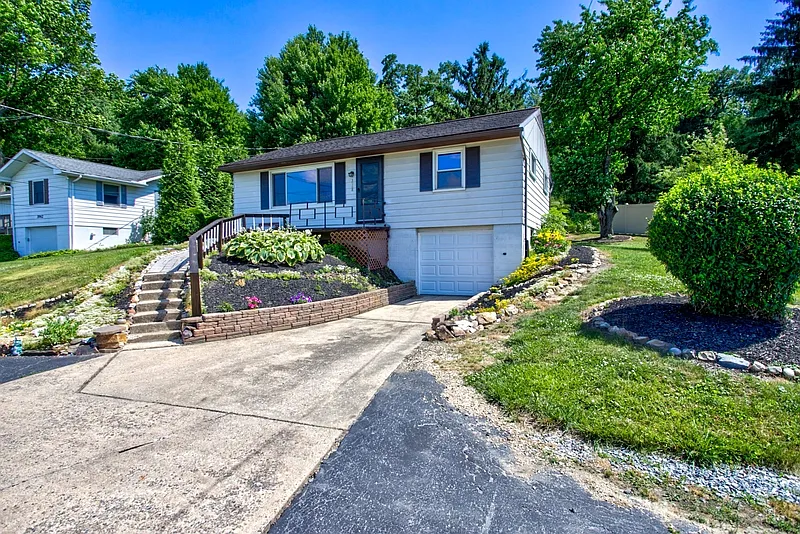 3 bed, 1.0 bath, 1768 sqft, $2,295 — Photo 3