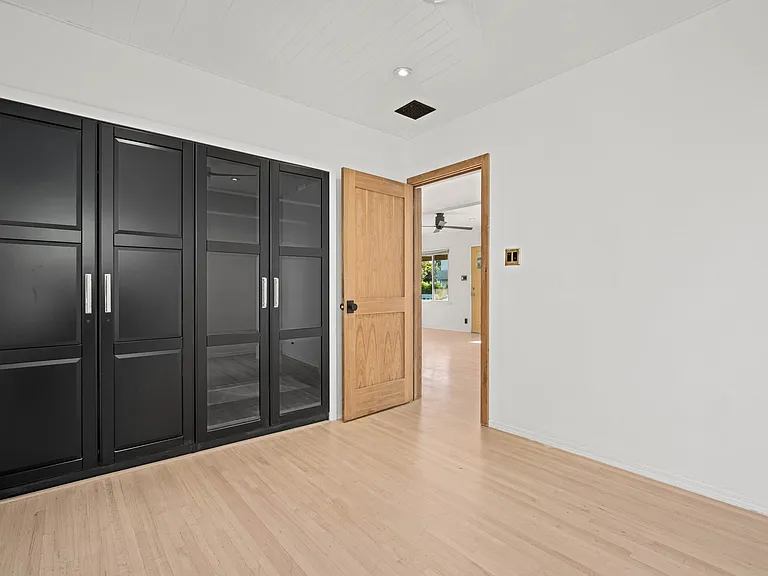 2256 Wellesley Ave — Photo 24