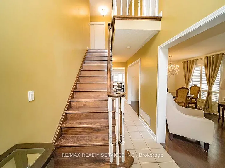 993 Huffman Cres — Photo 8