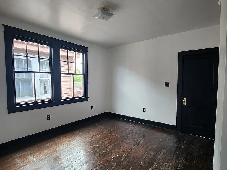 2530-32 Franklin Ave — Photo 3