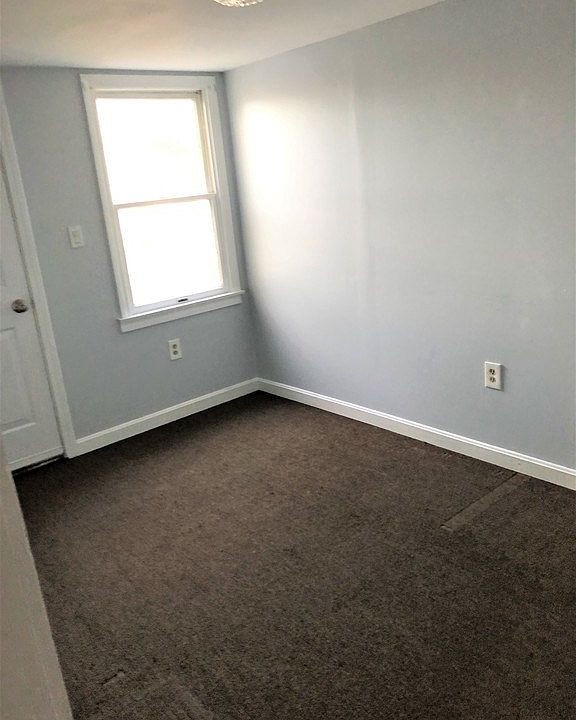 2nd image of 176 Newbury St #10