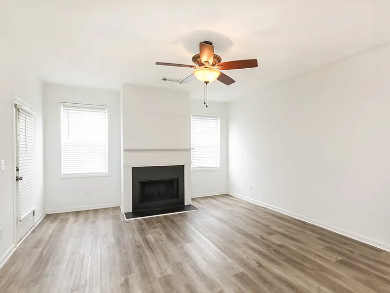 610 Clairidge Ln — Photo 4