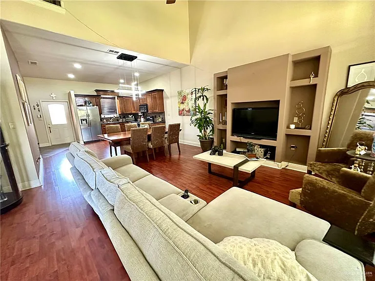 203 San Saba St — Photo 9