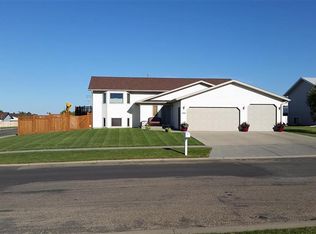 1924 13th St NW, Minot, ND 58703
