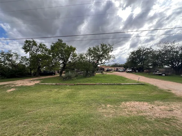 762 Scott St, Tye, TX 79563