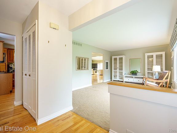 3rd image of 9243 Sherwood Dr