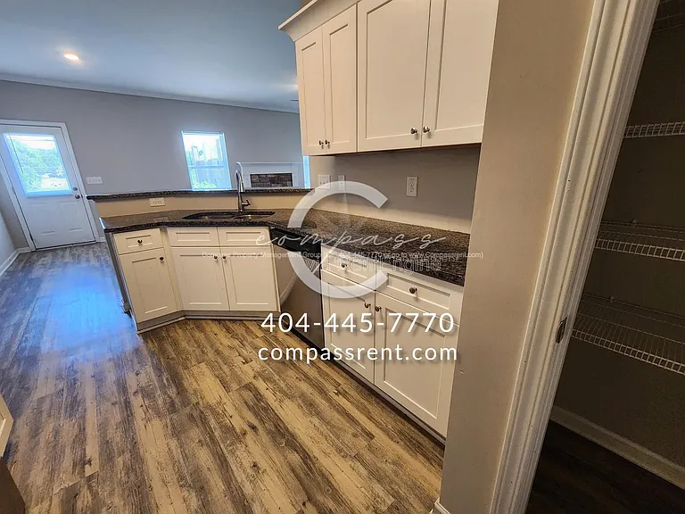 228 Lyndon Way NW — Photo 9