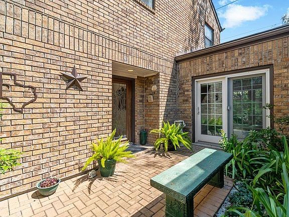 3rd image of 16 Town Oaks Place