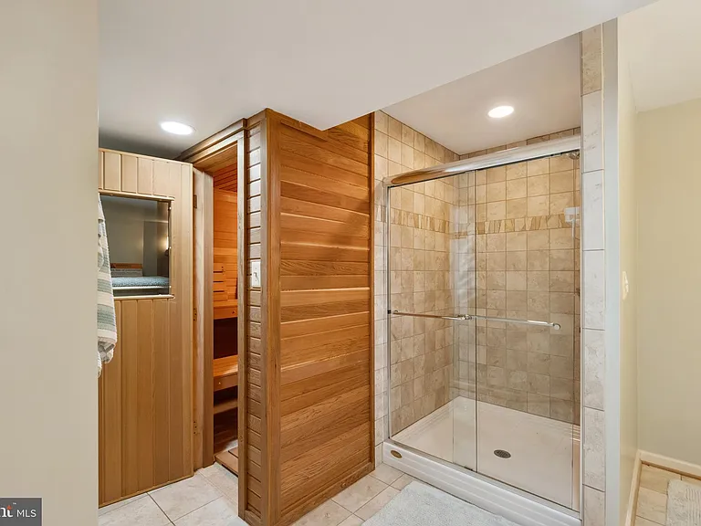 2207 Frank St — Photo 55