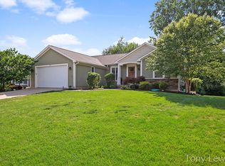 911 Peachcrest Ct NE, Grand Rapids, MI 49505