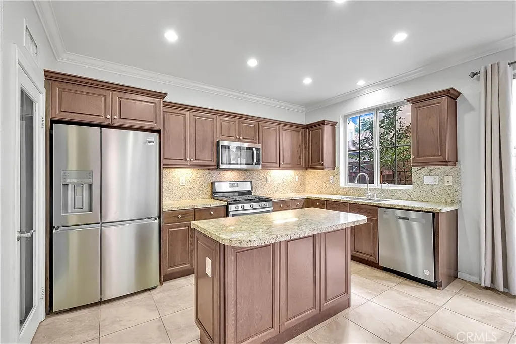 3 bed, 2.5 bath, 1735 sqft, $4,700 — Photo 4