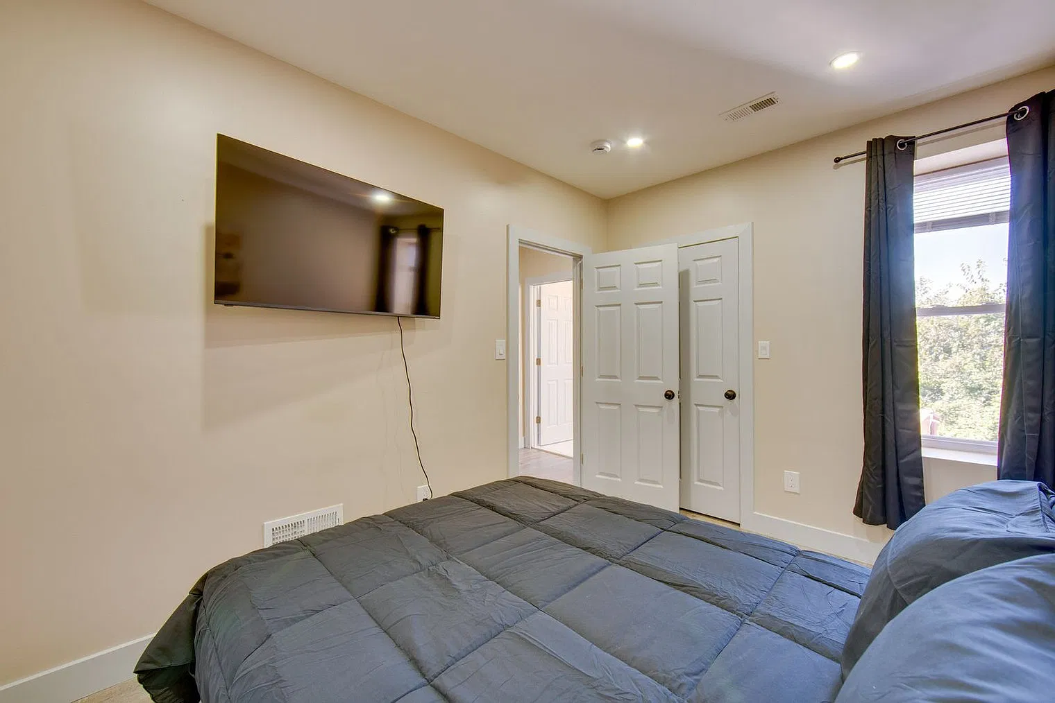 4 bed, 2.0 bath, 1496 sqft, $3,933 — Photo 4