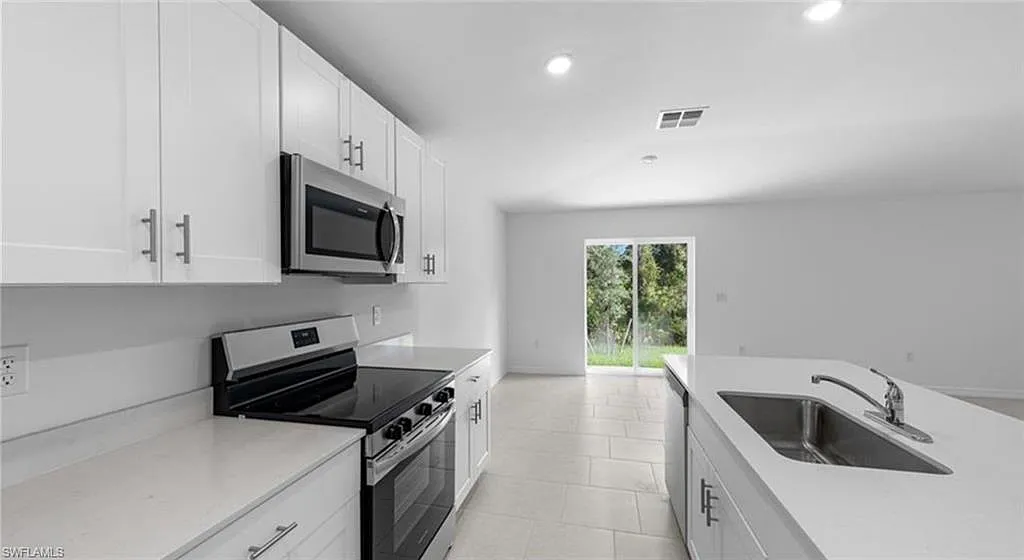 4 bed, 2.0 bath, 1824 sqft, $2,250 — Photo 1