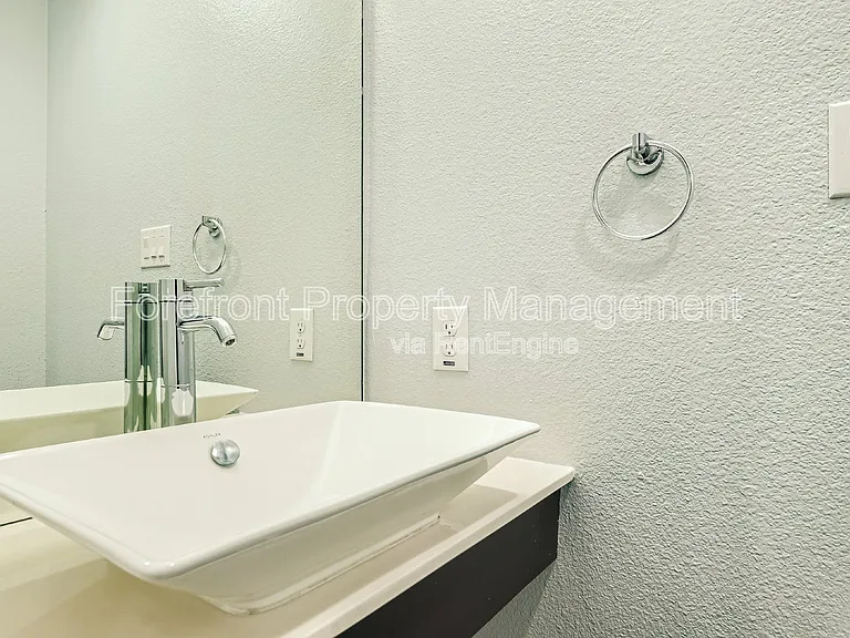 126 E Myrtle St — Photo 15