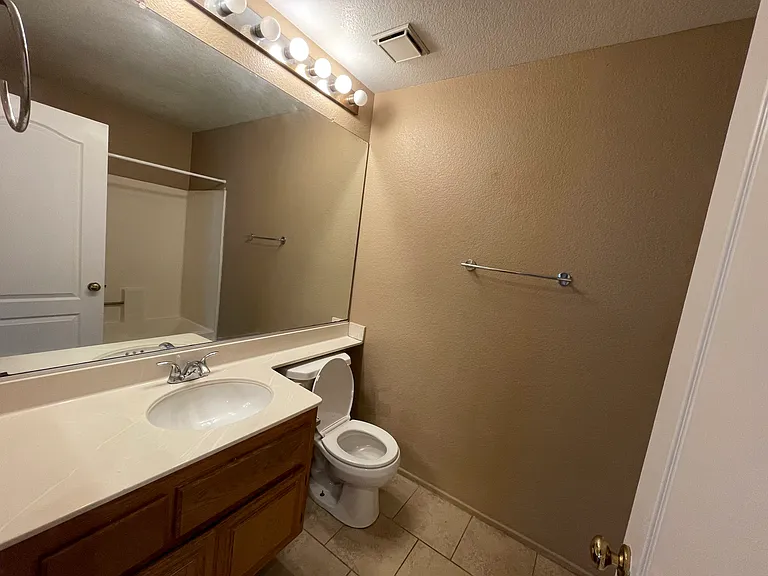 Upstairs Full Bathroom with Tub