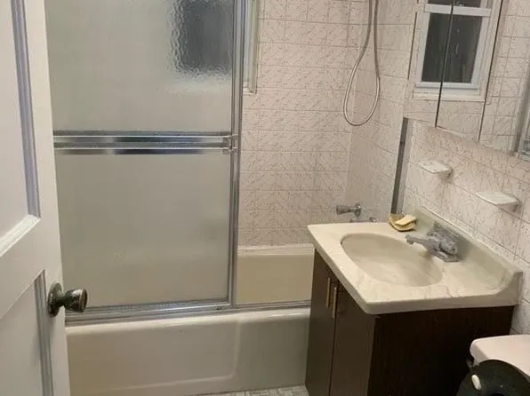 58-29 205th St, Oakland Gardens, NY 11364