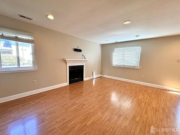 3rd image of 89 Hampshire Dr