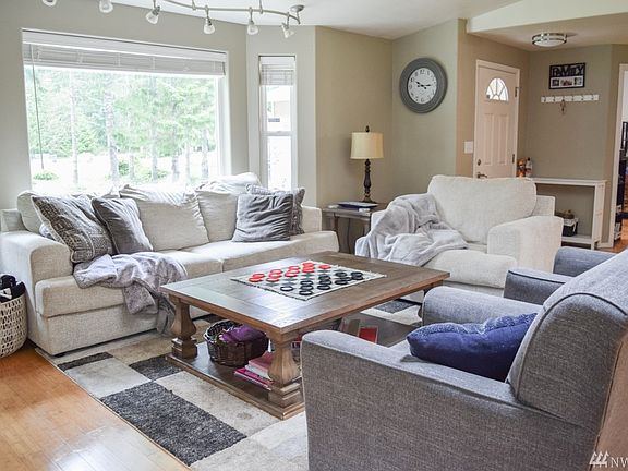 BAMBOO FLOORS< BAY WINDOW < VAULTED CEILING .... COUNTRY LIVING IS OH SO GOOD!!!