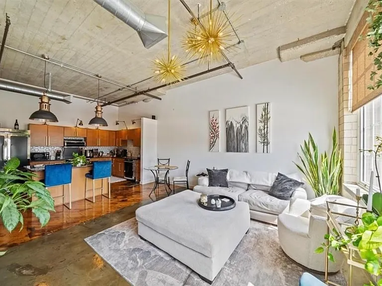 2029 Wyandotte St #202 — Photo 9