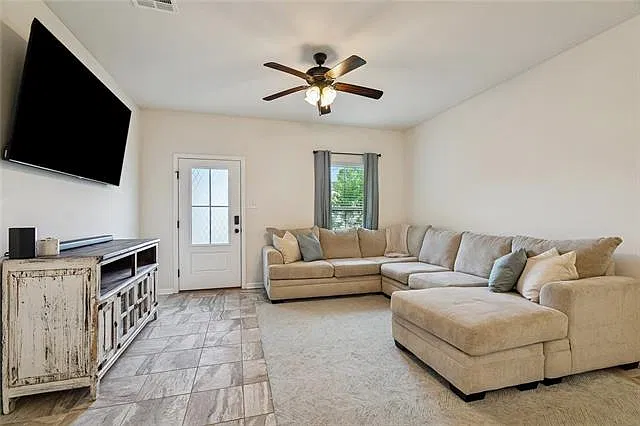 3 bed, 2.0 bath, 1321 sqft, $1,600 — Photo 2
