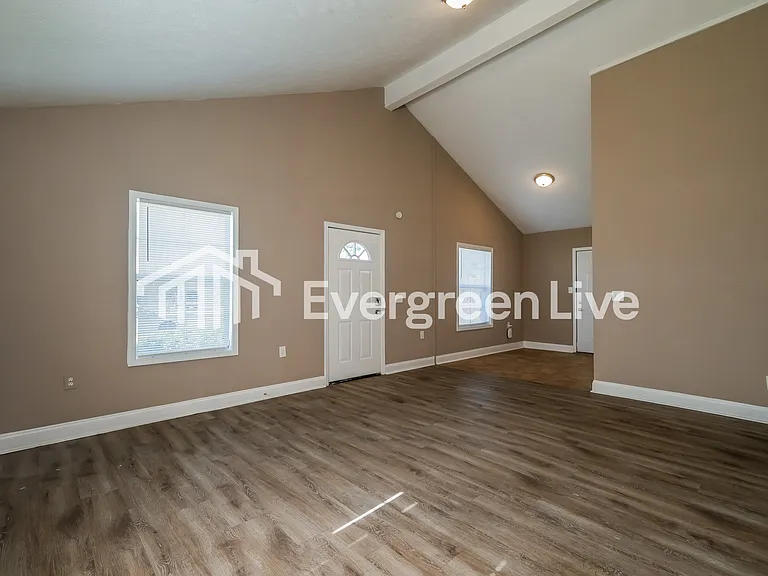 121 Davis Ave — Photo 3