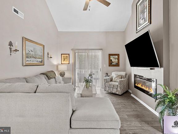 4th image of 468 Steeplechase Ct