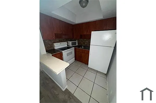 Building Photo - 5300 NW 18th Pl #1