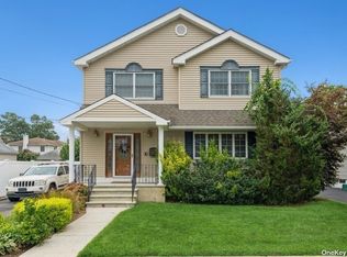 27 Commonwealth Ave, Merrick, NY 11566
