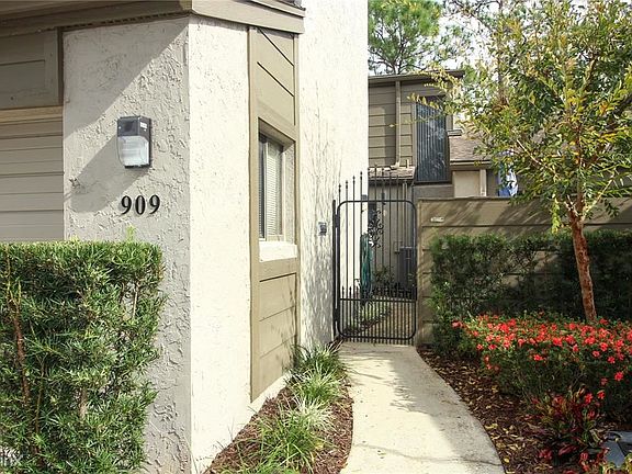 3rd image of 909R Wintergreen Blvd
