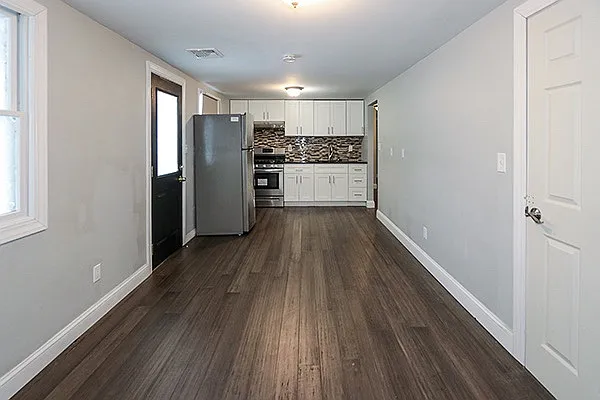 335 Gillette St — Photo 4