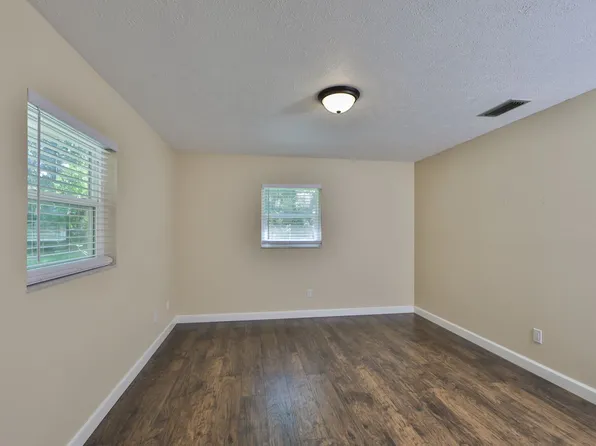 105 N Kingsway Rd, Seffner, FL 33584