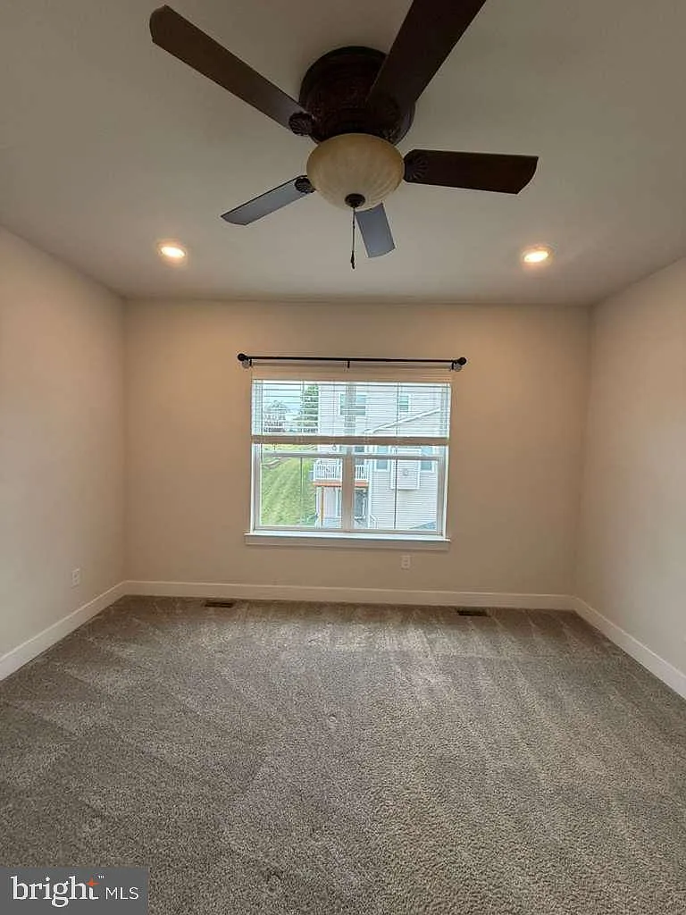 3 bed, 2.5 bath, 2450 sqft, $3,495 — Photo 4