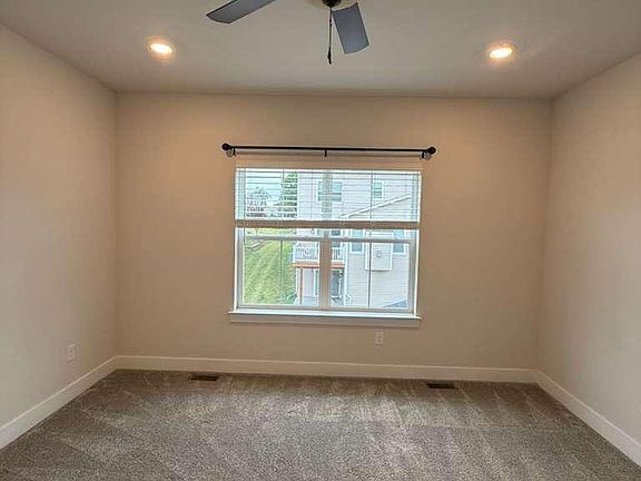 4th image of 704 Peony Ln