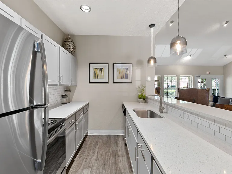 Creekwood Apartment Homes — Photo 12