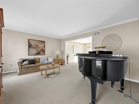 3rd image of 532 Saint Thomas Ct