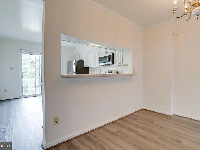 3050 S Glebe Rd — Photo 9
