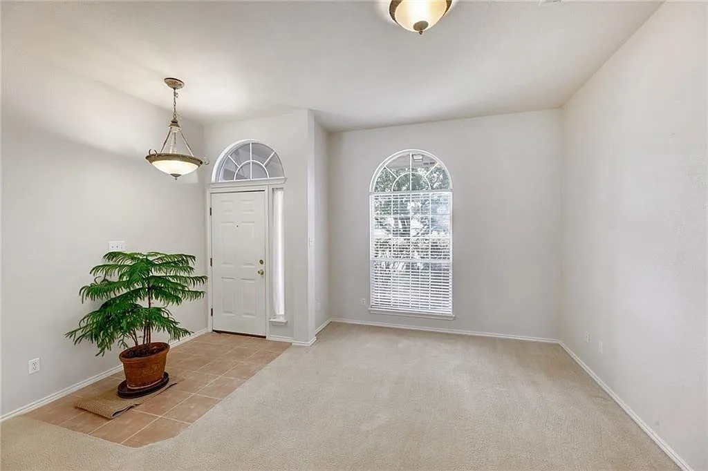 3 bed, 2.0 bath, 2170 sqft, $2,100 — Photo 3