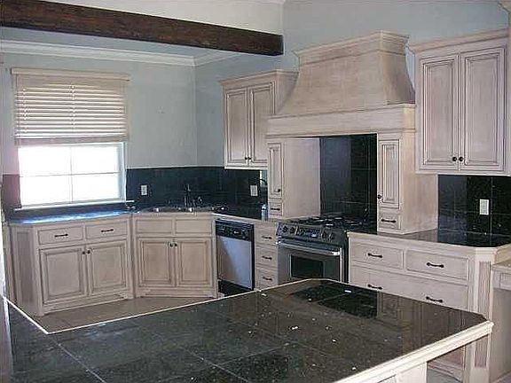 4th image of 402 Southlake Cir