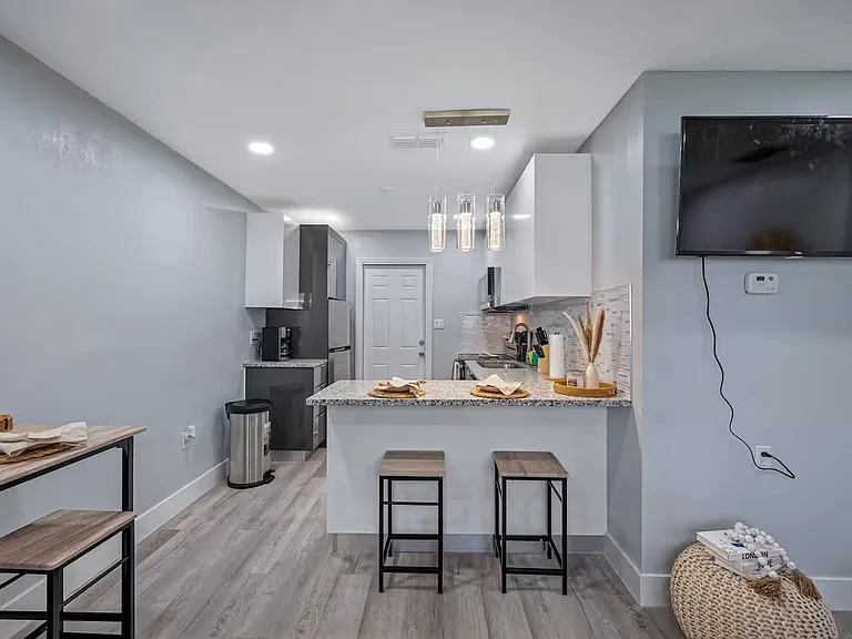 4313 W Woodlawn Ave — Photo 13