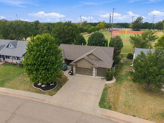 2nd image of 1209 S Arbor Meadows St