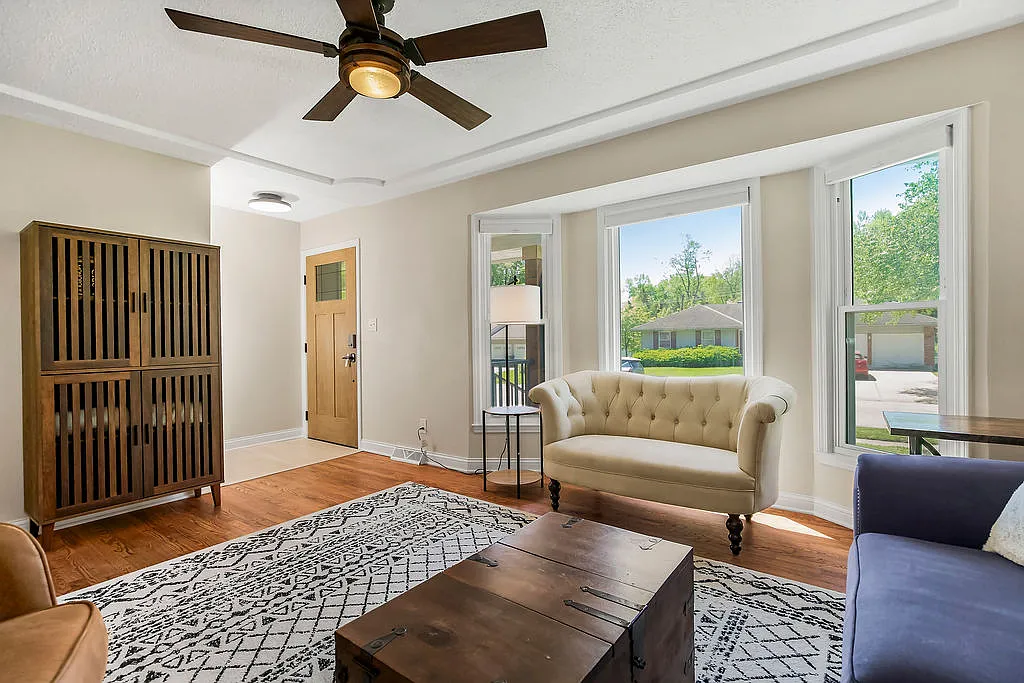 3 bed, 1.5 bath, 1356 sqft, $2,995 — Photo 4