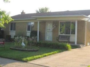 29601 Drager Dr, Roseville, MI 48066