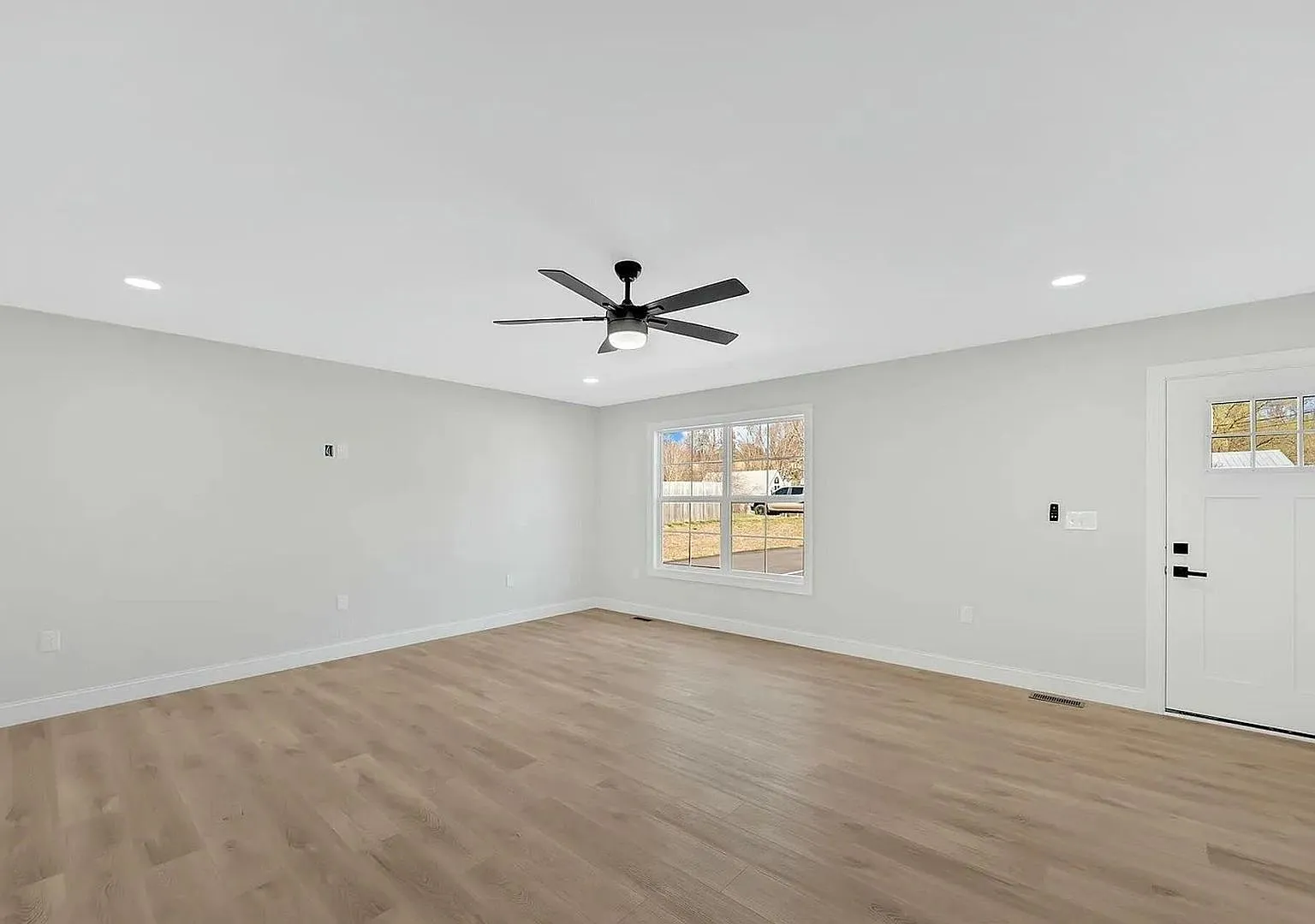 New 4BR/3.5BA Townhome in Meadowview Modern Living in a Peaceful Historic Setting Near Emory & Henry — Photo 4