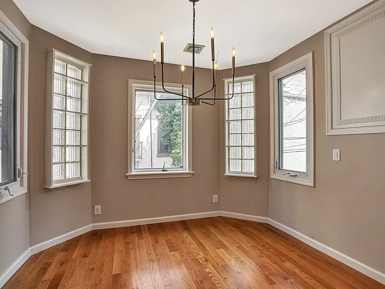 531 Court St — Photo 4