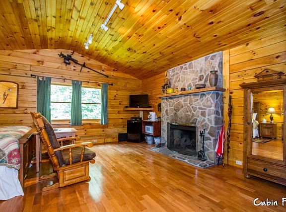 3rd image of 155 Log Cabin Ln